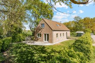 <p><span>Prachtige woning op fantastische locatie!</span></p><p><span>Deze woning is gelegen in het groen, en toch vlot bereikbaar en nabij de dorpskern!</span></p><p><span>Prachtige locatie! EPC C (geen renovatieplicht!).</span></p><p><span>Op het gelijkvloers bevinden zich de inkomhal, ingerichte keuken, woonkamer, een slaapkamer met ensuite badkamer met ligbad, wastafel en toilet en een apart toilet.</span></p><p><span>Op de tweede verdieping bevinden zich 2 slaapkamers en een badkamer met wastafel en douche. Er is centrale verwarming op stookolie.</span></p><p><span>Ook op zoek naar een charmante woning, middenin het groen? Dan is deze plek zeker iets voor u!</span></p><p><span>Neem contact op om uw bezoek te plannen.</span></p><p><span>EPC 231 kWh/(m²jaar) C; Si in aanvraag; P-score A, G-score A; </span><span>Bestuursmaatregelen in het maatregelenregister: nee.</span></p><p><span> </span></p><p><span> </span></p>