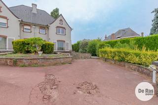 EERSTE KIJKDAG ZONDAG 23/08 VAN 10u TOT 12u (enkel op afspraak!) <br /><br />ERPE-MERE – Degelijke gezinswoning met potentieel in het landelijke Mere<br /><br />Deze woning bevindt zich in het hart van Mere, op wandelafstand van de kerk, scholen, winkels en het openbaar vervoer, en geniet bovendien van een vlotte aansluiting op de E40. Het betreft een degelijk gebouwde gezinswoning die opfrissing en modernisering kan gebruiken, maar dankzij haar goede basis en praktische indeling heel wat mogelijkheden biedt. Met een EPC-label D geldt er bovendien geen renovatieverplichting, waardoor de werken stap voor stap en volgens eigen budget en wensen kunnen worden uitgevoerd.<br /><br />Bij het binnenkomen komt u terecht in de inkomhal met trap. Daarnaast bevindt zich een aparte ruimte die ideaal kan dienen als bureau, hobbyruimte of extra kamer. De woonkamer met eetplaats sluit aan op de aparte keuken. Verder beschikt het gelijkvloers over een berging en een afzonderlijk toilet.<br /><br />Op de eerste verdieping bevinden zich drie slaapkamers en een badkamer uitgerust met bad, toilet en badkamermeubel. Via een vaste trap bereikt u de zolderverdieping, waar bijkomende kamers of een polyvalente ruimte kunnen worden ingericht.<br /><br />De kelderverdieping biedt plaats aan een technische ruimte met CV-installatie op mazout, een wasruimte en een inpandige garage. Achteraan beschikt de woning over een aangenaam terras met een mooi en groen uitzicht op de achterliggende boomgaard en weide.<br /><br />Dankzij de degelijke basis, drie slaapkamers, uitbreidingsmogelijkheden en centrale ligging is dit een interessante starterswoning of gezinswoning voor wie niet terugschrikt van wat moderniseringswerken en de woning stap voor stap naar eigen smaak wil inrichten.<br /><br />Voor meer informatie of een bezoek kan u contact opnemen via info@immoderas.be of 053/60.65.60.