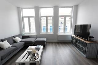 Charmant appartement d’environ 61 m² situé au deuxième étage d’une petite résidence à la Begijnenvest. Son emplacement est idéal : le verdoyant Parc de la Ville est accessible à pied, tandis que les rues commerçantes, la Mechelseplein et la Theaterplein se trouvent à deux pas. L’accès est particulièrement aisé grâce à la proximité des principaux axes routiers.<br /><br />L’espace de vie, composé de deux parties, bénéficie d’une agréable luminosité grâce aux grandes baies vitrées à l’avant comme à l’arrière. La cuisine attenante, équipée d’une plaque vitrocéramique, d’un four, d’un lave-vaisselle et d’un réfrigérateur, est parfaite pour préparer de délicieux repas.<br /><br />La chambre est située à l’arrière, au calme, et dispose d’un accès direct à la salle de bains équipée d’une douche, d’un lavabo, de toilettes ainsi que des raccordements pour une machine à laver et un sèche-linge.<br /><br />Une cave privative pratique est déjà comprise dans le loyer.<br /><br />Charges communes : 20 € par mois.<br />Tous les compteurs (gaz, électricité et eau) sont à souscrire individuellement par le locataire.<br /><br />Disponible immediatement.