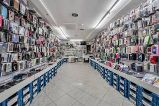 In het hart van Aalst, in een levendige winkelstraat, staat dit commercieel gebouw te koop. Het pand beschikt over een grondoppervlakte van 80...