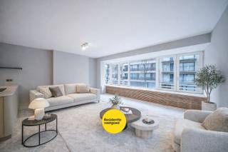 In een verzorgde residentie in Oostende vindt u dit volledig gerenoveerde en smaakvol ingerichte appartement, gerenoveerd in 2026. Zowel de gevel als binnenkort ook de inkomhal werden vernieuwd, wat bijdraagt aan een frisse uitstraling van het gebouw.<br /><br />Het appartement is praktisch ingedeeld met een open en lichtrijke leefruimte met moderne keuken, een handige berging met aansluiting voor wasmachine en een inkomhal met ingemaakte kast en ruimte voor vestiaire. De twee slaapkamers zijn opvallend ruim, ideaal voor wie toch wat ruimte zoekt. De badkamer is uitgerust met een moderne inloopdouche en er is een afzonderlijk toilet aanwezig. Achteraan beschikt het appartement over een balkon.<br /><br />Extra troeven zijn de privatieve kelderberging, de gemeenschappelijke fietsenberging en de aanwezigheid van een lift. Dankzij de ligging en de indeling is dit appartement perfect geschikt als vaste woonplaats of als tweede verblijf aan zee.<br /><br />Een eigendom die comfort, kwaliteit en locatie mooi combineert.<br /><br />Interesse? Contacteer ons en plan uw bezoek in!