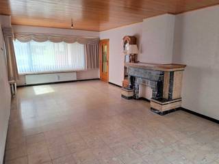<p>Erg verzorgde woning bestaande uit: inkomhal, leefruimte, keuken, wasplaats, badkamer, apart toilet, nachthal, 3 slaapkamers, zolder (vaste trap), kelder, terras en een zonnige tuin.<br /><br />Ze beschikt eveneens over een garage en buitenberging.<br /><br />Verder is ze voorzien van PVC-ramen met dubbele beglazing, rolluiken en centrale verwarming.<br /><br />Gelegen op een mooi perceel van 774m² met de nodige rust te Geel-Larum.<br /><br />Contacteer ons kantoor voor meer informatie of een bezoek ter plaatse via 0471/605.314 of mail naar info@immo-b.be!</p>