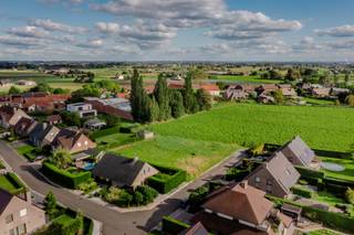 Ontdek deze ruime bouwgrond van 689m², gelegen in de rustige en groene omgeving van de Schietspoelstraat in Meulebeke. Lot 14 is perfect geschikt...