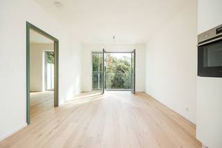 <p>Dit hedendaagse nieuwbouwappartement van ca. 60 m² combineert een praktische indeling met een aangenaam overdekt terras en een mooi uitzicht op de achterliggende groenzone en bossen.</p>
<p>De leefruimte met open, volledig uitgeruste keuken sluit rechtstreeks aan op het terras, waardoor binnen en buiten mooi in elkaar overlopen. Zowel de leefruimte als de slaapkamer zijn afgewerkt met parket, wat zorgt voor een warme en verzorgde uitstraling.</p>
<p>Het appartement beschikt over één slaapkamer en een badkamer met douche, dubbele lavabo en toilet. <br />De berging biedt plaats voor wasmachine en droogkast en omvat eveneens de nodige technische installaties voor verwarming, sanitair warm water, elektriciteit en ventilatie.</p>
<p>In de ondergrondse garage zijn een privatieve parkeerplaats en afzonderlijke berging voorzien, beide inbegrepen in de huurprijs.</p>
<p>Dankzij de combinatie van nieuwbouwcomfort, een functionele indeling, een overdekt terras en het groene uitzicht is dit een aangename woonplek voor wie comfortabel wil wonen in Gent.</p>
<p>Huurprijs app : 925 €/maand<br />Gemeenschappelijke lasten : 75 €/maand<br />Voorschot verwarming en sanitair warm water: 75 €/maand, met afrekening volgens individueel verbruik via de voorziene meetinstallaties.<br /><br /><span><strong>Interesse? <br /></strong>Contacteer<strong> Delphine</strong> via<strong> 0471 855 172 </strong>of <strong>delphine@valorvastgoed.be </strong>voor bijkomende informatie of een bezichtiging op afspraak.</span></p>