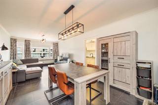<p>Ooit gedroomd van een lichtrijk doorloopappartement met een terras aan zowel de voor- als de achterzijde? Op de derde verdieping van Frieslandstraat 4 vind je precies dat: een ruime woning in een rustige straat, en toch vlakbij alles wat Hoboken en Antwerpen te bieden hebben.</p><p> </p><p>De ligging is een troef op zich: winkels, scholen en openbaar vervoer liggen op wandelafstand, en dankzij de nabijheid van de A12, E19, E17 en de Antwerpse Ring ben je vlot onderweg naar de stad en de omliggende gemeenten. Vlakbij ligt de Blikfabriek, de voormalige industriële site die is uitgegroeid tot een bruisende ontmoetingsplaats voor cultuur, horeca en evenementen. Liever de natuur op? De Hobokense Polder, een uitgestrekt natuurgebied langs de Schelde, is ideaal voor een wandeling, een fietstocht of gewoon om tot rust te komen.</p><p> </p><p>Troeven in een oogopslag:</p><ul><li>Doorloopappartement met terras aan voor- en achterzijde</li><li>2 ruime slaapkamers</li><li>Grote ingemaakte kast in de inkomhal</li><li>Kelderberging</li><li>Optioneel een afgesloten garagebox (€ 39.000)</li><li>EPC-label B</li><li>Rustige, centrale ligging vlakbij de Blikfabriek en de Hobokense Polder</li></ul><p> </p><p>Op de derde verdieping betreed je het appartement via de inkomhal, met een grote ingemaakte kast voor jassen en schoenen, en toegang tot het apart toilet en de douchekamer. De lichtrijke leefruimte vormt het hart van de woning en geeft toegang tot de keuken en de terrassen aan voor- en achterzijde.</p><p> </p><p>Aansluitend liggen de twee ruime slaapkamers. Voor extra opbergruimte is er een kelderberging, en wie graag zijn wagen inparkeert, kan een afgesloten garagebox bijkopen voor € 39.000.</p><p> </p><p>Deze woning combineert ruimte, lichtinval en een centrale ligging in een super leuk gebouw.</p><p> </p><p>Plan je bezoek via sinjoor.be, 03 283 05 00 of stad@sinjoor.be.</p><p> </p>
