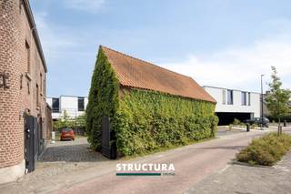 Schuur met potentieel tot woning op topligging in Walfergem (Asse). Bent u op zoek naar een uniek renovatieproject met tal van mogelijkheden? Dan is deze constructie, momenteel ingericht als schuur, beslist een bezoek waard. Het gebouw is gelegen op een perceel van 2 are 52 centiare en beschikt over een ruime gevelbreedte van circa 12,80 meter en een perceeldiepte van ongeveer 22 meter. Recht van overgang op de toegang naar de woning links van de eigendom.Dankzij deze interessante afmetingen vormt het pand een uitstekende basis voor de realisatie van een eengezinswoning (onder voorbehoud van de vereiste vergunningen). Een belangrijke troef is dat de gemeente reeds een gunstig principieel oordeel heeft gegeven voor de functiewijziging van handelswoning naar woning, wat interessante perspectieven biedt voor kandidaat-renoveerders of zelfbouwers. De AI gegenereerde afbeeldingen geven het potentieel van de woning weer. Het pand beschikt over een EPC-label F, waardoor de energetische renovatieverplichting van toepassing is. De koper dient het gebouw binnen de zes jaar na de notariële akte energetisch te renoveren tot minstens EPC-label D, overeenkomstig de geldende Vlaamse regelgeving. Niet opgenomen in het maatregelenregister. De ligging is bovendien uitstekend: in het landelijke Walfergem (Asse), met een vlotte verbinding naar het centrum van Asse, Brussel en de belangrijke invalswegen. Winkels, scholen en openbaar vervoer bevinden zich eveneens in de nabije omgeving. Wenst u meer informatie of een bezoek ter plaatse? Contacteer Structura op 02/460.80.46 of info@structura.be