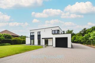 Deze hoogwaardig afgewerkte villa (274 m2) werd in 2020 omgebouwd naar een hypermodern pand, voorzien van alle hedendaagse technieken.Zo zijn er maar...