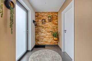 Ben je op zoek naar een jonge instapklare, energiezuinige woning met ruimte, licht en een hedendaagse afwerking? Dan is deze moderne...