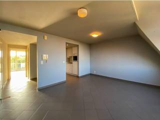 Dit aangename 1-slaapkamerappartement is gelegen in de Reuzemolenstraat 4 pal in het hart van Diksmuide. Dankzij deze centrale ligging bevinden winkels, scholen en openbaar vervoer zich op wandelafstand.<br />Het appartement is gelegen op de derde verdieping en omvat een lichtrijke woonkamer met aansluitende keuken, een apart toilet, een badkamer en een comfortabele slaapkamer met toegang tot een balkon.<br />Het appartement heeft een EPC-label F (750 kWh/m²/jaar).<br /><strong>Huurprijs:</strong> €645 per maand + €40 voorschot gemeenschappelijke lasten<br /><strong>Beschikbaarheid:</strong> vanaf 01/10/2026<br />Bent u op zoek naar een centraal gelegen appartement in Diksmuide, ideaal voor alleenstaanden of koppels?<br />Contacteer ons vandaag nog voor meer informatie of een bezoek ter plaatse!<br />