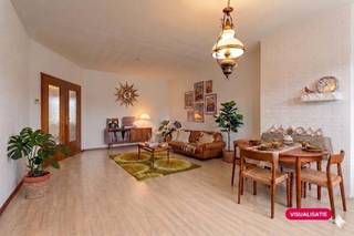 Indeling: - inkomhal - apart toilet - lichtrijke woonkamer - keuken - slaapkamer 1- slaapkamer 2 - kamer 3 (mogelijkheden: dressing, bureau of berging) - badkamer met ligbad en wastafel - terras met groen uitzicht - kelderberging Troeven:- te renoveren naar eigen smaak- gunstig EPC (B-label, grens A-label) - veel mogelijkheden - kleinschalig gebouw - goede Mobiscore Mogelijkheid tot aankoop van garagebox (30.000 euro)"Deze AI-visualisaties zijn bedoeld als inspiratie. Er werd geen rekening gehouden met technische specificaties, stedenbouwkundige voorschriften of de concrete mogelijkheden tot realisatie."Bent u geïnteresseerd in dit appartement te koop in Wilrijk? Aarzel dan niet om contact met ons op te nemen. Wenst u uw eigendom ook te koop of te huur te stellen? We helpen u graag verder. Steeds tot uw dienst om u verder te helpen met al uw vragen over vastgoed!