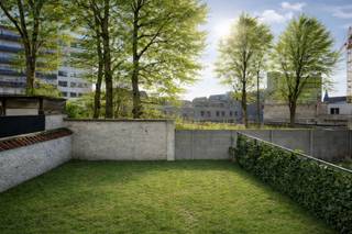 <strong>Instapklaar 2 slaapkamer appartement met terras en zonnige tuin</strong><br /><br /><em>Voor meer informatie of bezoeken, mail naar info@carloeggermont.be</em><br /><br />Dit <strong>instapklare appartement</strong> is <strong>gunstig gelegen</strong> aan de <strong>Sint-Lievenslaan</strong>, met een <strong>vlotte aansluiting op diverse invalswegen</strong> en op <strong>wandelafstand van het Sint-Pietersplein</strong>. Een <strong>ideale uitvalsbasis</strong> nabij het stadscentrum.<br /><br />Het <strong>gelijkvloerse appartement</strong> werd <strong>gerenoveerd in 2021</strong> en beschikt over een <strong>bruikbare vloeroppervlakte van 94 m²</strong>. Een<strong> uitzonderlijke troef</strong> is de privatieve, <strong>zuidgerichte stadstuin van ca. 60 m²</strong>, een zeldzame meerwaarde in stedelijke context.<br /><br />De<strong> indeling is bijzonder praktisch</strong>. Aan de voorzijde bevindt zich de <strong>lichtrijke leefruimte met eetplaats</strong> en een volledig <strong>uitgeruste keuken</strong>. De <strong>nieuwe akoestische ramen</strong> zorgen hier voor een <strong>rustige woonbeleving</strong>. Centraal in het appartement bevinden zich de <strong>inkomhal met vestiaire</strong>, een <strong>apart toilet</strong> en een recent<strong> vernieuwde badkamer met inloopdouche</strong>. Aan de achterzijde zijn er <strong>twee slaapkamers</strong>, elk met een <strong>eigen terras</strong>. Eén van de slaapkamers biedt directe <strong>toegang tot de zonnige stadstuin</strong>, wat het appartement ook bijzonder <strong>geschikt maakt voor huisdieren</strong>.<br /><br />EPC-score: C<br />Elektriciteit: conform gekeurd<br />+ kelderberging<br /><br /><strong>Samengevat: een aantrekkelijke opportuniteit voor young professionals of ouders van studerende kinderen die op zoek zijn naar een instapklaar appartement met zonnige buitenruimte op een strategische locatie.</strong>