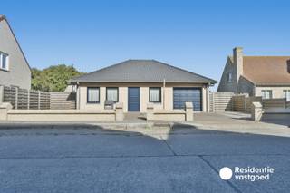 Deze instapklare alleenstaande bungalow, gebouwd in 2006, is rustig gelegen in Ettelgem op een perceel van 455 m² en biedt een bewoonbare oppervlakte van 158 m².<br /><br />Via de inkomhal betreedt u de lichtrijke leefruimte, waar de gezellige living aansluit op de open, volledig uitgeruste keuken met natuurstenen werkblad en alle nodige toestellen. De woning beschikt over twee volwaardige slaapkamers en een functionele badkamer met douche, toilet en lavabo in meubel.<br /><br />Verder is er een praktische wasplaats en een inpandige garage met elektrische sectionale poort. De ruime, geïsoleerde zolder met betonvloer biedt extra opslagmogelijkheden.<br /><br />Buiten geniet u van een groot terras en een volledig omheinde tuin met wandelpad rondom de woning, ideaal voor wie houdt van privacy en buitenleven.<br /><br />Centrale verwarming op aardgas - Maandelijkse huurprijs: €935,00 - Onmiddellijk beschikbaar - EPC: D-label - Ref. OU29356