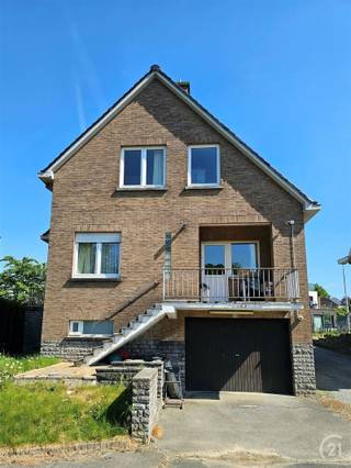 Discover this charming home in the heart of Dilbeek, where comfort and space come together harmoniously. With a generous living area of 280m²,...