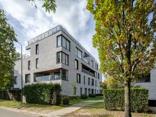 - Gelieve ons per mail (info@immo-cvh.be) te contacteren om uw bezichtiging in te plannen -
Dit prachtig appartement maakt deel uit van residentie Wings, een kleinschalig nieuwbouwproject dat gelegen is op een zeer vlot bereikbare doch rustige locatie te Sint-Denijs-Westrem. Deze ligging, op een boogscheut van de Kortrijksesteenweg, R4 en E40 en op wandelafstand van openbaar vervoer, winkels, Maria Middelares, Flanders Expo,... is erg gewild omwille van zijn toegankelijkheid.
Bij het betreden van dit recent gebouwd appartement (2017) wordt u meteen gecharmeerd door zijn grote troeven: de stijlvolle en luxueuze afwerking alsook de vele lichtinval die alom present is. Het appartement beschikt over twee ruime slaapkamers waarvan één momenteel ingericht als burearuimte. De hedendaagse badkamer beschikt over een inloopdouche en dubbele lavabo. Het toilet is afzonderlijk.
Via de ruime gang komt u in de lichtrijke leef- en eetruimte met aanpalend het terras van 10 m2. Aansluitend bevindt zich de moderne en volledig uitgeruste, open keuken die voorzien is van AEG toestellen. Een leuk gegeven is dat het keukenwerkblad voorzien is van een kleine eethoek waar u gezellig kan eten of aperitieven.
Verder is er nog een ruime berging die tevens kan dienen als wasplaats. Bij het appartement hoort ook een privatieve kelderberging, autostaanplaats (75 euro) en een fietsenberging.
Kortom, bent u op zoek naar een instapklaar en modern appartement gelegen op een toplocatie, dan is dit eigendom zéker een bezoekje waard!
(domicilie verplicht - geen studenten - contract: LT - kosten: 95 euro - beschikbaar vanaf 1 jan ‘27)