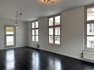 Cette magnifique maison est située en plein cœur de Malines. Agencement : depuis le hall d'entrée, vous accédez au premier étage, qui comprend une cuisine entièrement équipée, un salon, des toilettes, une cour et un deuxième débarras. Au deuxième étage, vous trouverez trois chambres spacieuses et une salle de bains.