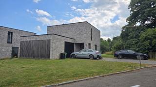 <p><span>Deze 4-gevel nieuwbouwwoning is gelegen in een rustige straat met uitzicht op de groene velden</span></p><p><span> </span></p><p><span>Bij het betreden van de woning kom je binnen in een uitnodigende inkomhal met aangrenzend een toilet. Via de inkomhal bereikt men een gezellige woonkamer met open keuken voorzien van alle moderne apparatuur. Het aangename terras met tuin is bereikbaar via deze living.</span></p><p><span>Op het gelijkvloers bevindt er zich ook nog een grote bergruimte met directe toegang tot de parkeerplaats in de carport. In deze carport is er nog een afgesloten berging voorzien.</span></p><p><span> </span></p><p><span>Op de eerste verdieping zijn er 4 slaapkamers, een aparte badkamer met lavabo en bad, een aparte wc en een douchekamer met dubbele lavabo .</span></p><p><span>Eigenschappen:</span></p><p><span> </span></p><ul><li><span>Energieprestatiecertificaat (EPC) voor nieuwbouw E-peil 6</span></li><li><span>Centrale verwarming op elektriciteit via een warmtepomp.</span></li><li><span>Zonnepanelen voor duurzaamheid en energie-efficiëntie.</span></li></ul><p><span> </span></p><p><span>Kortom een eigentijdse 4-gevel woning die ruimte met modern comfort combineert gelegen in een rustige groene omgeving.</span></p><p><span> </span></p><p><span>Mis deze unieke kans niet!! </span></p><p><span>Bekijk ons volledig aanbod op <span>www.ap-p.be</span></span></p><p><span> </span></p>