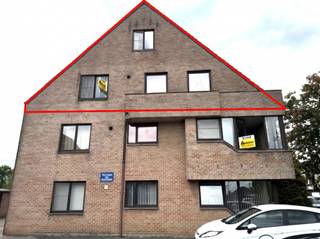 Via de centrale inkomhal betreden we dit duplexappartement. De lichtrijke leefruimte geniet van een aangename natuurlijke lichtinval. Aansluitend...