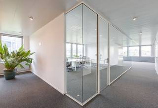 Fantastisch gelegen instapklare kantoren van 250 m² te huur op slechts 2 minuten van de R0 op- en afrit Jette met een vlotte ontsluiting naar de...