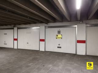 <p><span>Ondergrondse garagebox met afstandsbediening te Fruithoflaan! </span></p><p><span>Deze garagebox werd recent opgewaardeerd, is centraal gelegen en beschikt over een automatische poort met afstandsbediening. </span></p><p><span>Dit ondergrondse garagecomplex telt 3 toegangen met badgesysteem en camerabewaking, waarvan 2 via de Fruithoflaan, de derde situeert zich op de Roderveldlaan. </span></p><p><span> </span></p><p><span>Afmetingen:</span></p><p><span>Diepte: 5,95m </span></p><p><span>Breedte: 3m</span></p><p><span>Hoogte: 2,02m</span></p><p><span> </span></p>