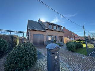 <p><span>Deze charmante vrijstaande woning is rustig gelegen en biedt tal van mogelijkheden en een verrassend ruime indeling.</span></p><p><span> </span></p><p><span>Bij het betreden van de woning komt u terecht in een inkomhal. </span></p><p><span>De ruime leefruimte vormt het hart van de woning en biedt voldoende plaats voor zowel een gezellige zithoek als een royale eethoek. </span></p><p><span>Aansluitend bevindt zich de gezellige veranda met grote raampartijen, waar u het hele jaar door kan genieten van een overvloed aan natuurlijk licht en een mooi zicht op de tuin.</span></p><p><span>De ruime keuken biedt tal van mogelijkheden voor kookliefhebbers en kan volledig naar eigen smaak ingericht worden. </span></p><p><span>Verder vindt u op het gelijkvloers een badkamer uitgerust met een comfortabele inloopdouche, een apart gastentoilet, een praktische garage en een kelder die ideaal is als extra bergruimte of voorraadkelder.</span></p><p><span> </span></p><p><span>Op de bovenverdieping bevinden zich twee ruime, volwaardige slaapkamers. </span></p><p><span>Daarnaast zijn er nog twee extra kamers die perfect dienst kunnen doen als kinderkamer, hobbyruimte, bureau of extra opslagruimte. </span></p><p><span> </span></p><p><span>De zolderverdieping biedt bijkomend potentieel en kan, mits de nodige aanpassingen, ingericht worden als extra slaapkamer, badkamer of multifunctionele ruimte.</span></p><p><span> </span></p><p><span>Buiten geniet u van een goed onderhouden tuin met onderhoudsvriendelijk kunstgras, waar het aangenaam vertoeven is in alle privacy. </span></p><p><span>In de tuin bevindt zich een extra “huisje”, ideaal om gezellig samen te komen of te ontspannen, voorzien van een luifel langs de buitenzijde. </span></p><p><span>Bovendien zijn er nog twee aparte opslagruimtes/werkplaatsen aanwezig — perfect voor hobbyisten of wie nood heeft aan extra bergruimte.</span></p><p><span> </span></p><p><span>Kortom, deze vrijstaande woning combineert rust, ruimte en tal van mogelijkheden, ideaal voor wie comfortabel wil wonen in een aangename omgeving.</span></p><p><span> </span></p><p><span> </span></p>