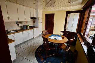 Leuke woning met 2 slaapkamers.<br />Indeling : Inkomhal , woonkamer , keuken , kelder , badkamer .<br />Verdiep : 2 slaapkamers .<br /><br />Carport naast de woning + tuinberging .<br />De tuin is eveneens bereikbaar via de achtergelegen straat . <br /><br />Attesten te downloaden op onze website.<br />Renovatieverplichting van toepassing. <br /><br /><br /> 