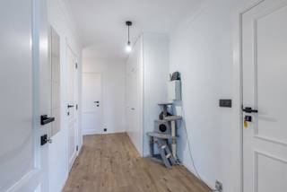 <p><strong>KIJKDAG | Kom op zaterdag 26 september vrijblijvend dit appartement ontdekken.<br />Welkom zonder afspraak tussen 12u en 13u30.<br /><br />Centraal gelegen appartement met ruime slaapkamers</strong></p>
<p>Dit aangename appartement, gelegen te Eersels, combineert comfort met een uitstekende en centrale ligging. Winkels, horeca en voorzieningen bevinden zich in de nabije omgeving, waardoor je hier geniet van vlot en praktisch wonen.</p>
<p>Bij het betreden van het appartement kom je in een inkomhal die toegang biedt tot alle ruimtes. De hal verbindt de twee ruime slaapkamers, de badkamer en de leefruimte met keuken, wat zorgt voor een praktische en overzichtelijke indeling.</p>
<p>De lichtrijke leef- en eetruimte biedt voldoende plaats om gezellig te ontspannen en gasten te ontvangen. Aansluitend vind je een geïnstalleerde keuken, voorzien van alle nodige comfort.</p>
<p>Verder beschikt het appartement over twee volwaardige en ruime slaapkamers, ideaal voor een koppel, klein gezin of als investering.</p>
<p><strong>Extra troef:</strong> mogelijkheid tot bij aankopen van een garage (mits meerprijs).</p>
<p>Kortom, een ideale opportuniteit voor wie op zoek is naar een comfortabel en centraal gelegen appartement in Tessenderlo.</p>