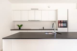 <p><span>Appartement nouvellement construit dans un complexe résidentiel branché situé dans le centre de Saint-Nicolas. </span></p><p><span> </span></p><p><span>L'appartement est situé au 1er étage et peut être atteint par des escaliers ou un ascenseur. Par le hall d'entrée avec toilettes séparées, vous entrez dans le salon lumineux. Une grande fenêtre coulissante vous permet d'accéder à la terrasse spacieuse. Le salon est équipé d'une cuisine ouverte avec tous les appareils nécessaires (réfrigérateur, cuisinière, four, lave-vaisselle, etc.). À côté de la cuisine, il y a également un débarras pratique avec un branchement pour la machine à laver. L'appartement comprend 2 chambres à coucher, une salle de bains avec double lavabo et douche, ainsi que des toilettes séparées.</span></p><p><span> </span></p><p><span>L'appartement dispose d'un local à vélos dans une zone sécurisée.</span></p><p><span>Ce bien bénéficie de finitions de qualité et a été entièrement repeint. Parfait pour une occupation immédiate !</span></p><p><span> </span></p><p><span>Les commerces et les écoles sont accessibles à pied. Il y a également un accès facile à l'E17 et aux routes principales. (Mobiscore 9.2/10).</span></p><p><span>Un point positif est le niveau E prévu de 38.</span></p><p><span> </span></p><p><span>Contactez-nous rapidement pour prendre rendez-vous à notre bureau et obtenir plus d'informations sur cette opportunité unique.</span></p><p><span> </span></p><p><span>*Le score EPC peut varier.</span></p><p><span> </span></p>