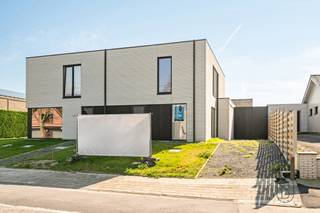 Topper! Energiezuinige halfopen nieuwbouwwoning met 3SLK, oprit en tuin! Goed gelegen te Anzegem in de nabijheid van scholen, winkels en openbaar vervoer. <br />Op het gelijkvloers bevinden zich de inkomhal met apart toilet, ruime lichtrijke living met open volledig geïnstalleerde keuken met eiland, die toegang biedt tot de zonnige tuin, praktische berging. Op de eerste verdieping bevinden zich de overloop, apart toilet, 3 ruime slaapkamers (waarvan de masterbedroom met aanpalende dressing) en badkamer (lavabo, douche en bad). <br />Bovendien beschikt de woning over een oprit en een zonnige tuin met tuinberging.<br />Energiezuinige woning (warmtepomp, vloerverwarming, zonnepanelen, regenput (10.000L), dubbele beglazing, conforme elektriciteit.<br />6% BTW mogelijk (indien voldaan aan de voorwaarden)<br /><br />Bezoek na afspraak met Immo Beguin: tessa@immobeguin.be