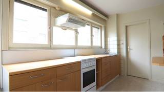 <strong>Comfortabel en praktisch 2-slaapkamerappartement</strong> met <strong>GARAGE </strong>en <strong>balkonterras </strong>op een interessante ligging in <strong>Sint-Michiels</strong>, dichtbij het station en met een zeer vlotte verbinding naar het centrum van <strong>Brugge</strong>. <br />+ Uitstekende mobiscore  9,2 op 10!<br />+ Energielabel C!<br />+ Geen renovatieplicht!<br /><br />Omvat een inkom, living, ingerichte keuken, berging, kelder, 2 slaapkamers, badkamer met douche, balkon-terras en garage.  <br />Gvg,Wg,Gmo,Gvkr,Gvv<br />P-score=B  G-score=A<br />#leukwonen #sintmichiels #brugge #vastgoedinvestering<br /><br />Bruikbare vloeroppervlakte  89 m²