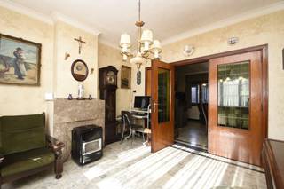 Ontdek deze charmante woning uit 1954, gelegen in het rustige en groene Bazel. Met een zee aan ruimte, een praktische indeling en <strong>een enorme tuin</strong> biedt deze woning tal van mogelijkheden voor wie op zoek is naar een renovatieproject met potentieel.<br /><br />Via de inkomhal komen we in de leefruimte die verdeeld is in twee compartimenten en toegang biedt tot de keuken. Aansluitend vinden we een berging/wasplaats en een veranda die uitgeeft op het terras en de tuin. Dankzij <strong>de handige zij-ingang</strong> is de woning ook praktisch bereikbaar voor fietsen, vuilbakken of gasten bij een gezellige tuinbarbecue.<br /><br />Op de eerste verdieping bevinden zich <strong>drie slaapkamers</strong> en de badkamer. De vaste trap leidt naar<strong> de zolderkamer</strong> die kan ingericht worden als één grote of zelfs twee aparte kamers. De woning beschikt bovendien over een droge kelder. Verwarming via kachels en houten ramen met enkel glas. De ramen op de eerste verdieping aan de westkant werden reeds voorzien van dubbel glas.<br /><br />De gigantische tuin is een absolute troef voor wie houdt van groen, rust en buitenleven.<br /><br />Bron bewoonbare oppervlakte : EPC - certificaat<br />Renovatieverplichting residentiële gebouwen van toepassing. Meer info: https://www.vlaanderen.be/een-huis-of-appartement-kopen/renovatieverplichting-voor-residentiele-gebouwen<br /><br />Ben je op zoek naar een woning met karakter, ruimte en veel mogelijkheden?<br />Contacteer ons vandaag nog voor een bezoek! 03/775.78.79<br />Ben je ook van plan jouw eigendom te verkopen? Maak een afspraak voor een gratis schatting, wij maken er samen een succesverhaal van.