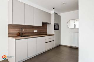 Op een uitstekende locatie in het centrum van Aalst bevindt zich dit energiezuinig appartement met 1 slaapkamer, kelderberging en ondergrondse parkeerplaats in een mooi nieuwbouwproject. U bevindt zich hier op wandelafstand van het centrum met winkels, scholen en het openbaar vervoer. <br /><br />We betreden het appartement via de lichtrijke leefruimte met open keuken - voorzien van de voornaamste toestellen - en plaats voor een gezellige zithoek en eetplaats. De aangrenzende, halfopen slaapkamer biedt toegang tot de badkamer met inloopdouche, lavabo en toilet. Op het goed georiënteerde terras kan u in alle rust en privacy kunt genieten van het mooie weer. U beschikt verder ook nog over een ondergrondse parkeerplaats en een kelderberging.<br /><br />Dit is een uitstekende opportuniteit indien u op zoek bent naar een energiezuinig appartement met 1 slaapkamer in het hart van Aalst. Contacteer ons voor meer informatie op 0475 47 59 76 of neem een kijkje op www.boonstravastgoed.be . <br /><br />Bijzonderheden: <br />- Energiezuinig<br />- Parkeerplaats<br />- Kelderberging<br /> 