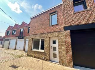 Deze woning is als volgt ingedeeld: ruime lichtrijke leefruimte met open ingerichte keuken en aansluitend badkamer met lavabomeubel, bad en toilet...