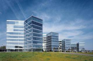 The Corporate Village consists of six modern office buildings with a lot of Visibility from the Ring of Brussels. The buildings are state of the art, energy efficiently and built in 2009. They have the latest technologies and best facilities throughout the site. Large cafeteria with terrace, reception, concierge, meeting rooms, airport shuttle, ...<br />Surface: 1.563 sqm.<br />Parking available: INSIDE 1.550 €/space/year &amp; OUTSIDE 950 €/space/year.<br />Insurance: 7 €/sqm/year.<br />Property management: 3 €/sqm/year.