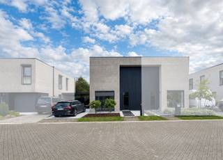 C'est dans un quartier familial calme et agréable de Nieuwkerken-Waas que se trouve cette maison économe en énergie, dotée de 3 chambres, d'un jardin ensoleillé et d'une grande allée pouvant accueillir jusqu'à 3 voitures.La maison dispose d’un agréable espace de vie et d’une cuisine entièrement équipée, offrant tout le confort nécessaire. La salle de bains est équipée à la fois d’une baignoire et d’une douche séparée.Elle comprend également deux toilettes et un débarras séparé très pratique, idéal pour disposer d’un espace de rangement supplémentaire et y installer une machine à laver et un sèche-linge.À l’étage se trouvent trois chambres à part entière, ce qui rend cette maison particulièrement adaptée à une famille.À l’extérieur, vous profiterez d’un jardin ensoleillé, où il fait bon se détendre pendant les mois les plus chauds. Grâce à la grande allée, il y a en outre suffisamment de places de stationnement sur le terrain.Avec une excellente classe énergétique A, cette maison est en outre particulièrement économe en énergie.Atouts :• 3 chambres• Cuisine entièrement équipée• Salle de bains avec douche et baignoire• 2 toilettes• Débarras séparé• Jardin ensoleillé• Allée pouvant accueillir 3 voitures• Label EPC A• Située dans un quartier familial et calme• Habitat économe en énergie et confortableUne maison familiale idéale pour ceux qui souhaitent vivre au calme tout en bénéficiant de tout le confort nécessaire à portée de main.