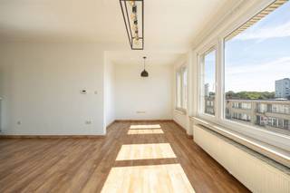 <p><span>Op zoek naar een verzorgd appartement waar je meteen je meubels kunt neerzetten? Dan zit je hier goed. Dit instapklare appartement combineert een aangename leefruimte, een ruime slaapkamer, een westgericht terras en een rustige ligging in het gegeerde Deurne-Zuid. Het Rivierenhof ligt op enkele straten wandelen en winkels, openbaar vervoer en invalswegen bevinden zich vlakbij.</span></p><p><span> </span></p><p><span>Licht, karakter en een fijn uitzicht</span></p><p><span>Via de inkomhal met plaats voor vestiaire stap je de leefruimte binnen. Dankzij de vele ramen en de ligging op de tweede verdieping geniet je hier van een open gevoel en veel natuurlijk licht. De leefruimte van ca. 22 m² biedt meer dan voldoende plaats voor een comfortabele zithoek en een volwaardige eetplaats. De authentieke schouw en sierlijsten geven de ruimte extra karakter, terwijl de laminaatvloer voor een warme uitstraling zorgt.<br />Aansluitend bevindt zich de aparte keuken. Die is praktisch ingericht met een gasfornuis, inox spoelbak, vaatwasser en voldoende kastruimte. Het houten werkblad en de donkere kastjes zorgen voor een tijdloze uitstraling. Vanuit de keuken heb je rechtstreeks toegang tot het terras.<br /><br /></span></p><p><span>Genieten van het buitenleven</span></p><p><span>Een fijne extra is het overdekte terras van 4 m² aan de westzijde van het gebouw. Dankzij de oriëntatie geniet je hier van de middag- en avondzon. Het open zicht op de achterliggende tuinen zorgt voor een aangenaam groen gevoel. Met een tafeltje, een paar stoelen en wat planten maak je hier moeiteloos een gezellige buitenplek van.<br /><br /></span></p><p><span>Ruime slaapkamer en comfortabele badkamer</span></p><p><span>Via de hal bereik je de slaapkamer van ca.17 m². De handige indeling voorziet plaats voor een dubbel bed, een grote kleerkast en eventueel een bureau. Ook hier geniet je van een open zicht en veel daglicht.<br />De badkamer is volledig betegeld en uitgerust met zowel een douchecabine als een ligbad, een lavabomeubel met spiegelkast en verlichting en een handdoekradiator. Daarnaast beschikt het appartement over een ruim apart toilet met lavabomeubel en aansluiting voor een wasmachine.<br />Op het gelijkvloers heb je bovendien nog een handige private berging, ideaal voor spullen die je niet dagelijks nodig hebt.<br /><br /></span></p><p><span>Groen om de hoek, alles dichtbij</span></p><p><span>Op slechts enkele straten van het prachtige Rivierenhof woon je hier op een locatie die het dagelijkse leven bijzonder comfortabel maakt. Voor boodschappen heb je de keuze uit Colruyt, Lidl en Delhaize vlakbij. Ook openbaar vervoer en Velo-stations bevinden zich in de buurt, zodat je snel in Antwerpen centrum geraakt. Met de wagen zit je bovendien in enkele minuten op de autostrade, ideaal voor wie zich regelmatig buiten de stad verplaatst. Ook Park Groot Schijn ligt niet veraf voor wie graag wandelt, sport of van wat extra groen geniet.</span></p><p><span> </span></p>