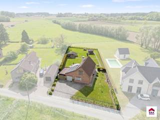 Deze ruime villa met drie slaapkamers in het rustige Sint-Martens-Lennik biedt niet alleen een adembenemend uitzicht op de groene omgeving, maar...