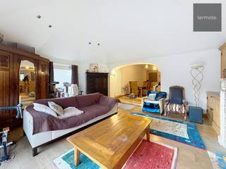 Dit recent vernieuwde en gezellig duplex-appartement is prima gelegen kant Kortrijk.Het omvat : aparte inkomhal met trap naar de 1e verdieping : zeer...