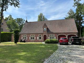 <p>Deze ruime villa met een bewoonbare oppervlakte van ca. 250 m² combineert een royale woonoppervlakte met een verrassend rustige ligging. De woning bevindt zich aan de Kapellei 216 te Zoersel, ter hoogte van de voormalige ‘Toverfluit’. Hoewel de Kapellei in het algemeen gekend is als een drukke verbindingsweg, ligt deze woning in een doodlopende uitmonding van de Kapellei. Hierdoor geniet u hier van een rustige en residentiële woonomgeving, terwijl u toch een vlotte bereikbaarheid behoudt.</p>
<p>De woning beschikt over een ruime living, vier slaapkamers, twee badkamers, een bureau, een dubbele garage en een zolderverdieping over de volledige oppervlakte van de woning (geen vaste trap).</p>
<p>INDELING:</p>
<p>GLV: Een ruime en lichtrijke leefruimte, een gesloten en volledig geïnstalleerde keuken, een bureau ruimte, een inkomhal en een dubbele garage die tevens dienstdoet als wasplaats.</p>
<p>V1: 4 slaapkamers, de ruime hoofdslaapkamer beschikt over een potentiële dressing en een ensuite badkamer. Daarnaast zijn er nog 3 slaapkamers en een tweede moderne badkamer met inloop douche.</p>
<p>De zolder is over de volledige oppervlakte van het huis en is te bereiken via een luik.</p>
<p></p>
<p>BIJZONDERHEDEN:</p>
<ul>
<li>Huurprijs 1850 euro/maand</li>
<li>Bijzonder ruime slaapkamers</li>
<li>Gigantische tuin</li>
<li>3 maanden huurwaarborg</li>
<li>Beschikbaar vanaf 1 september 2026</li>
</ul>