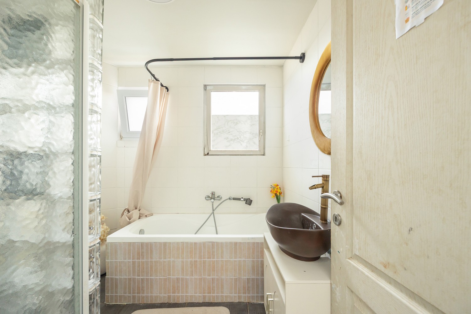 Ruime  op te frissen woning met 6 tot 8 slaapkamers en veelzijdige woonmogelijkheden - foto 5