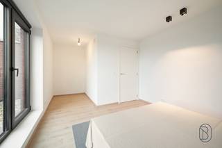 <article>
<div>
<div>
<div>
<div>
<div>
<div>
<p><strong>Ontdek dit kleinschalig project van 4 energiezuinige woningen waar comfort, kwaliteit en toekomstgericht wonen centraal staan.</strong></p>
<p>Deze <strong>moderne BEN-woningen</strong> zijn gebouwd volgens de hoogste normen en uitgerust met de <strong>nieuwste technieken</strong> op vlak van energiezuinigheid en wooncomfort. Denk aan optimale isolatie, ventilatiesystemen, hoogwaardige beglazing en duurzame installaties die zorgen voor <strong>lage energiekosten</strong> én maximaal woonplezier.</p>
<p>Elke woning biedt een <strong>ruime bewoonbare oppervlakte van 144 m²</strong>, ideaal ingedeeld voor gezinnen die op zoek zijn naar licht en ruimte. Bovendien liggen de woningen op <strong>zuidwestgerichte percelen van 256 m² tot maar liefst 791 m²</strong>. Hierdoor geniet je het hele jaar door van <strong>overvloedige natuurlijke lichtinval</strong> en <strong>zonovergoten tuinen</strong> – perfect voor wie houdt van buitenleven, ontspanning en privacy.</p>
<p><strong>Extra troef:</strong> indien je voldoet aan de wettelijke voorwaarden, kan je deze woning <strong>aankopen aan het verlaagde btw-tarief van 6%</strong>, wat een aanzienlijke financiële besparing oplevert.</p>
<p><strong>Kortom:</strong> deze ontwikkeling combineert hedendaags design met duurzame technologie, royale ruimtes en een uitstekende ligging. De ideale keuze voor wie toekomstgericht en energiezuinig wil wonen in een mooie, groene omgeving.</p>
<p>Wil je meer info, plannen inkijken of een bezoek inplannen? Neem gerust contact op: emiel@immobeguin.be</p>
</div>
</div>
</div>
</div>
<div></div>
<div>
<div></div>
</div>
</div>
</div>
</article>
<div></div>