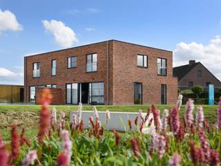 Instapklare kijkwoning met inpandige garage en 4 slaapkamers, gelegen langs de Honzebroekstraat.Moderne bouwstijl met plat dak.Gelijkvloers : inkom,...