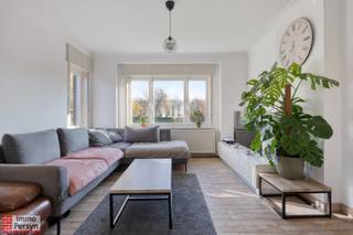 Ontdek deze open bebouwing aan de Brabantsebaan 49 in Scherpenheuvel-Zichem, gelegen op een gegeerde locatie dankzij de rustige ligging en de groene omgeving. Het ruime perceel van 1783 m² en de bewoonbare oppervlakte van circa 155 m² bieden een aangename woonervaring. De woning uit 1959 is grotendeels instapklaar en beschikt over een moderne leefruimte met keramisch parket. De keuken is praktisch ingedeeld en geeft toegang tot de een aansluitende lichtrijke orangerie.<br /><br />Verder omvat de woning drie slaapkamers, een badkamer, een apart toilet en een vrijstaande garage. Achteraan de woning is er ook nog een berging aanwezig en een technische (verwarmings)ruimte. Hoewel het pand een EPC-label E heeft en dus renovatieplichtig is, toont de EPC-simulatie aan dat een eenvoudige vervanging van de stookolieketel door een gasketel volstaat om het label naar D te verbeteren.<br /><br />Met haar sterke basis, uitzonderlijk perceel en bijzonder rustige, groene ligging is deze woning een unieke kans voor wie op zoek is naar een comfortabele en goed gelegen woonst met toekomstpotentieel.<br /><br /><u><strong>INDELING</strong></u><br /><strong>Kelder:</strong> Kelderruimte<br /><strong>Gelijkvloers:</strong> inkomhal,  woonkamer, eetkamer, keuken, veranda, apart toilet, berging, technische ruimte<br /><strong>Eerste verdieping:</strong>  3 slaapkamers, badkamer, nachthal<br /><br />Contacteer ons vandaag nog voor een afspraak. Mail naar sander@immopersyn.be of bel 013 444 008.