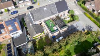 Gelegen in het centrum van De Pinte, op wandelafstand van scholen, winkels, openbaar vervoer,... treffen we deze te renoveren halfopen bebouwing aan.

Het huis heeft de volgende indeling: inkomhal, leefruimte, ruime keuken, badkamer met douche, dubbele lavabo en voorzieningen wasmachine,.. en een apart toilet. verder op het gelijkvloers is er een grote garage en een kelder. Op de eerste verdieping zijn er 2 slaapkamers. De zolder, die via vaste trap te bereiken is, kan verder ingericht worden als extra grote slaapkamer.

Buiten is er een goed georiënteerde tuin en een aparte, privatieve oprit voor 3 wagens (te bereiken via de Eeuwfeestlaan.)
grote troeven hier zijn: toplocatie, goede oriëntatie, ruimte, charme en mogelijkheden.

Renovatieverplichting: ja﻿﻿

Voor meer informatie of een bezoek kan u terecht bij Sander Dejonghe via sander@vastgoeddejonghe.be
Alle dossierstukken kan u downloaden op www.vastgoeddejonghe.be