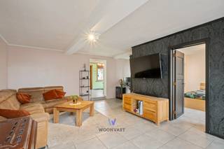 In een rustige zijstraat van de Mandekensstraat, weg van de verkeersdrukte, bevindt zich deze charmante woning met tal van mogelijkheden. De woning beschikt momenteel over 1 slaapkamer op het gelijkvloers en 1 slaapkamer op de zolderruimte. <br /><br />Een belangrijke troef is de ruime tuin met voldoende opbergmogelijkheden. Hoewel hier en daar nog enkele afwerkingswerken nodig zijn, werden reeds verschillende belangrijke renovaties uitgevoerd. Zo beschikt de woning over een conforme elektrische installatie, een recent vernieuwde keuken en badkamer.<br /><br />Parkeren kan gemakkelijk in de straat, maar ook op het eigen perceel dankzij de brede inrijpoort van +4 meter.<br /><br />De uitstekende alsook rustige ligging in Baasrode, nabij Buggenhout, vormt een extra pluspunt. Bovendien bevindt het treinstation zich op wandelafstand, wat zorgt voor een vlotte verbinding naar de omliggende steden.<br /><br />Een ideale woning voor wie rustig wil wonen op een centrale locatie, met ruimte om verder naar eigen smaak af te werken. <br /><br />Documenten en renovatierapport beschikbaar op www.woonvast.be<br /><br />Hebt u interesse of wenst u een bezoek? Contacteer Kyan via 0470/35.32.06 of kyan@woonvast.be