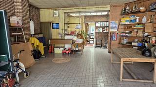 Huis voor meerdere doeleinden zoals een winkel met magazijn/atelier, benedenverdieping met living; keuken;badkamer en 3 slaapkamers op eerste verdieping bewoond. De overige kamer op eerste verdieping ; 4 mansardes op tweede verdieping ; 4 kamers in twee achterbouwen dienen gerenoveerd te worden.<br />Voorts een kleine kelder en een grote aangeplante tuin, bewoonbare oppervlakte 372 m2 oppervlakte perceel 586 m2 (breedte 8,5m x diepte 69m)<br /><br />