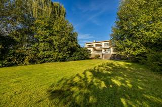 Dit prachtig gelegen perceel van 2.409 m² bevindt zich op een uitzonderlijke ligging. Namelijk in een rustige, groene omgeving en op wandelafstand...