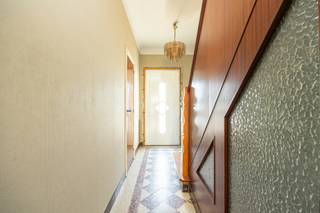 Deze te renoveren woning biedt heel wat mogelijkheden voor wie op zoek is naar een renovatieproject met potentieel. Met twee bouwlagen, een...