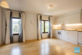 TE KOOP in Schellebelle - ruime woning met mogelijkheid tot 2-woonst.<br />Deze woning is gelegen nabij het station van Schellebelle met zicht op groen. De woning heeft een totale bewoonbare oppervlakte van : 244<br />Gelijkvloers vind je de inkomhal met toegang tot de woonkamer (vroeger ook gebruikt als kantoor, kan dus ook voor zelfstandigen of vrije beroep), de achterbouw vraagt renovatie.<br />De garage geeft ook rechtstreekse doorgang naar de tuin wat handig is voor fietsen, vuilnis...<br />Op de eerste verdieping vind je woonkamer en keuken, 2 slaapkamer en badkamer.<br />Op de tweede verdieping vind je een recent ingerichte studio. Ideaal dus voor wie inwonende kinderen of ouders heeft. Op deze manier geniet iedereen van voldoende privacy.<br />EPC - 314 Kwh/m²<br />Graag meer info? 052 52 80 30 - info@goemanvastgoed.be