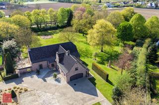 Afgeschermd van het straatbeeld bevindt zich deze eigendom op een groot perceel van bijna 1 hectare privacy. Villa bestaande uit een inkomhall,...