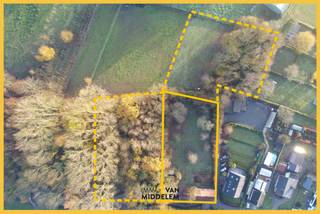 Immo Van Middelem met en vente ce terrain à bâtir avec une maison à démolir, sur une parcelle d’environ 27a90ca, située en zone agricole à...